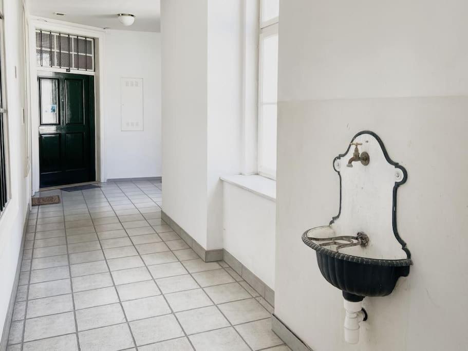Stylish Designer Apartment At The Center Of Vienna Naschmarkt Exterior photo